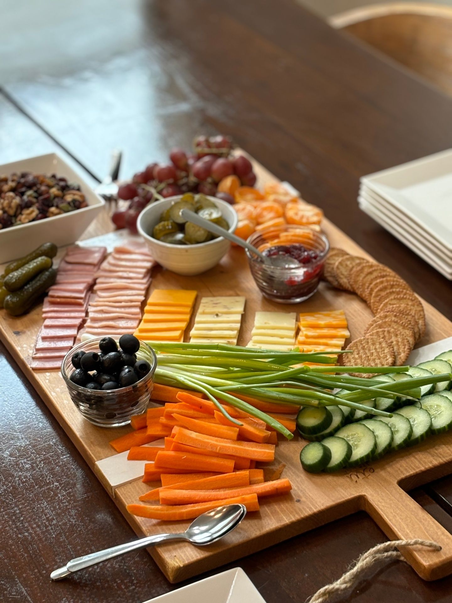 A snack board of vegetables, cheese and crackers